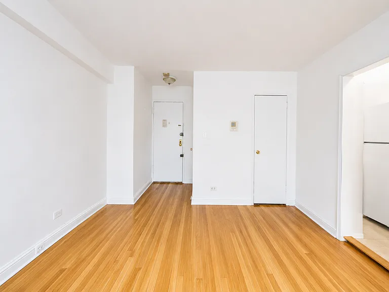 340 E 58th St #2B — Photo 2