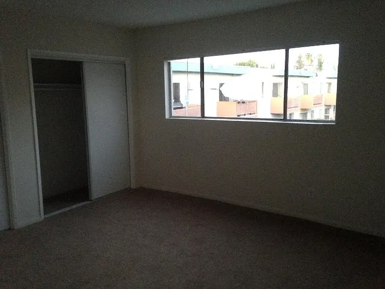 Fairmont Apartments — Photo 10