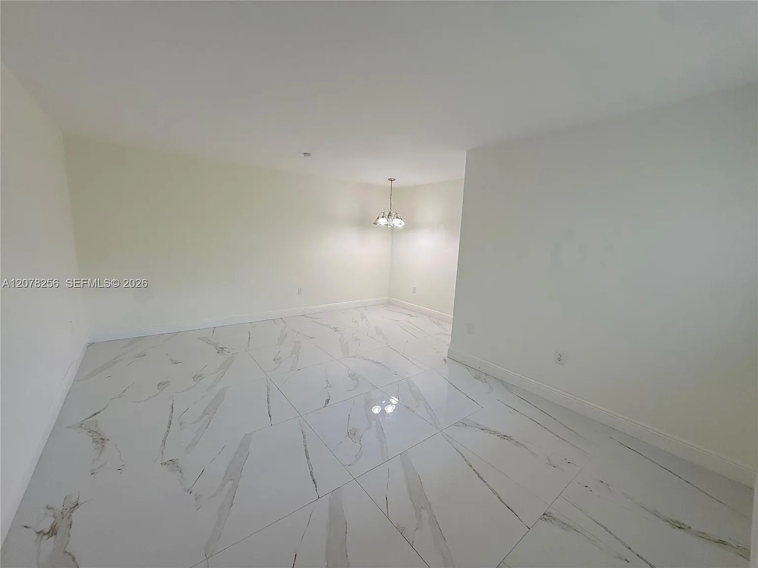 536 Euclid Condo — Photo 3