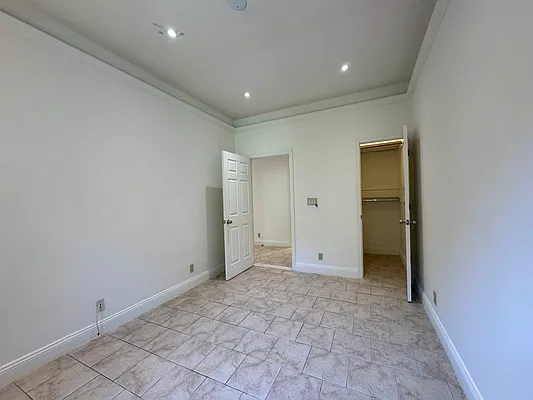 Rented by KNOCKKNOCK LLC | media 11
