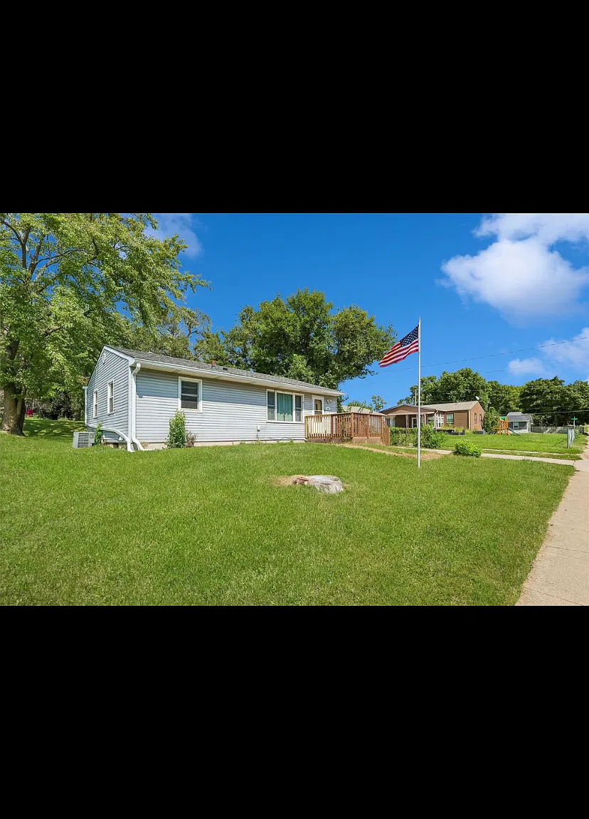 3 bed, 864 sqft, $1,200 — Photo 2