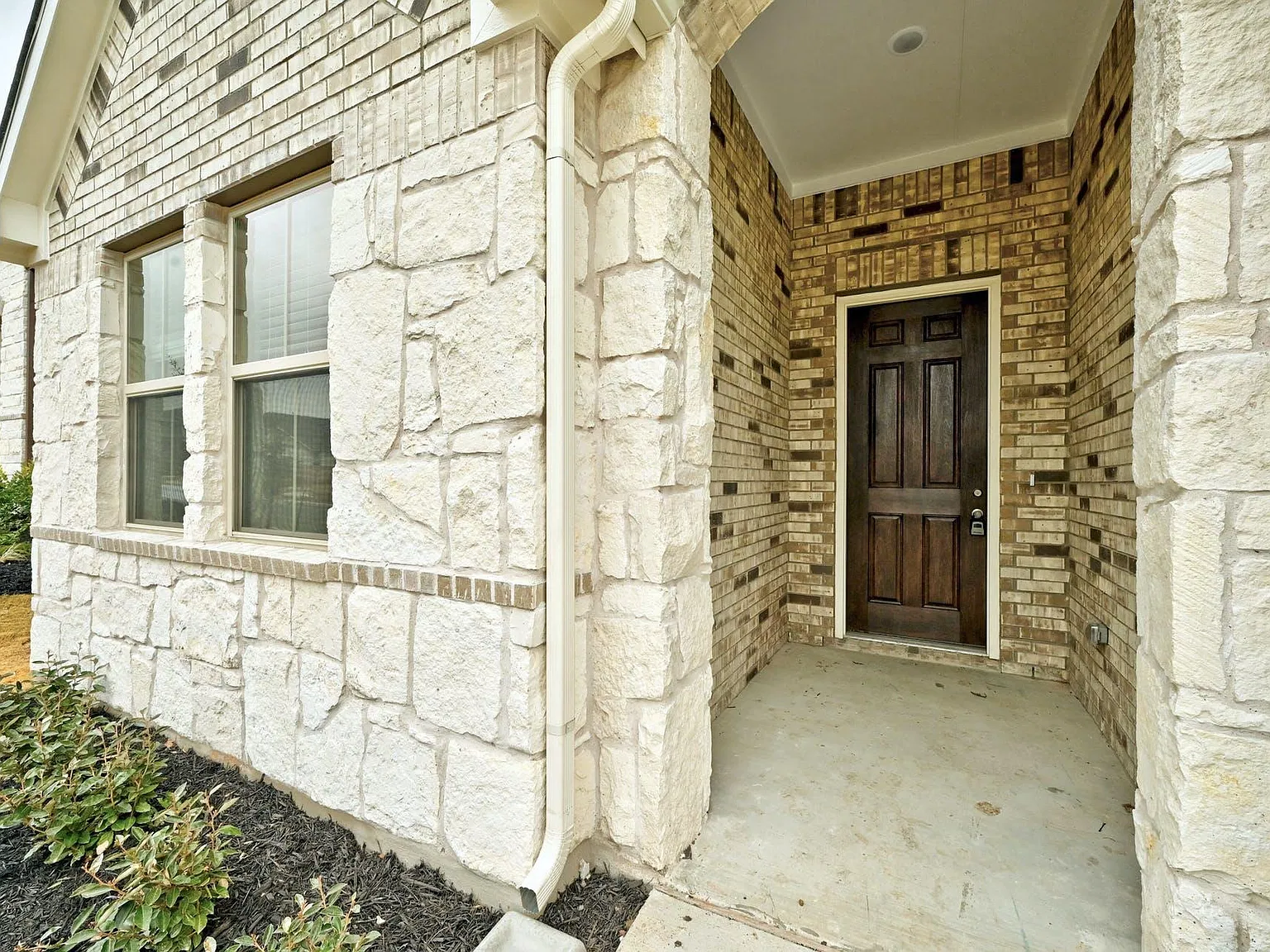 4 bed, 3.0 bath, 2200 sqft, $2,450 — Photo 3