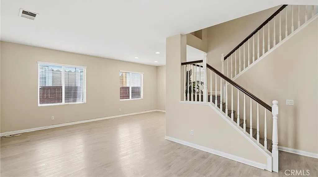 5 bed, 3.5 bath, 3233 sqft, $3,600 — Photo 3