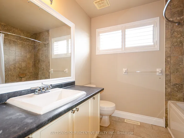 38 Harwood Dr #UPPER — Photo 21