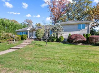 25 Belmont Dr W, Roslyn Heights, NY 11577