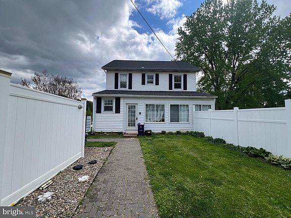 3rd image of 2332 Emory Rd