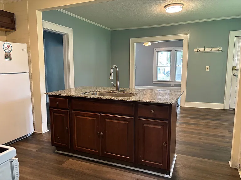 825 Dixon Ave — Photo 7