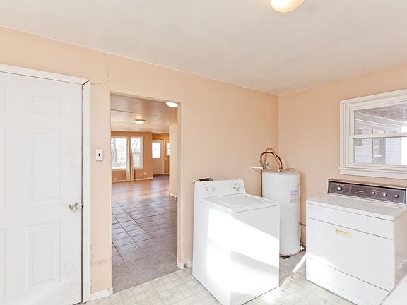 3rd image of 634 Lois St