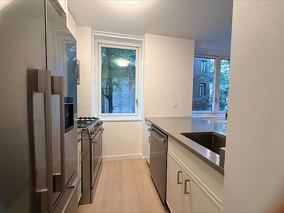 4th image of 115 E 34th St Unit 301