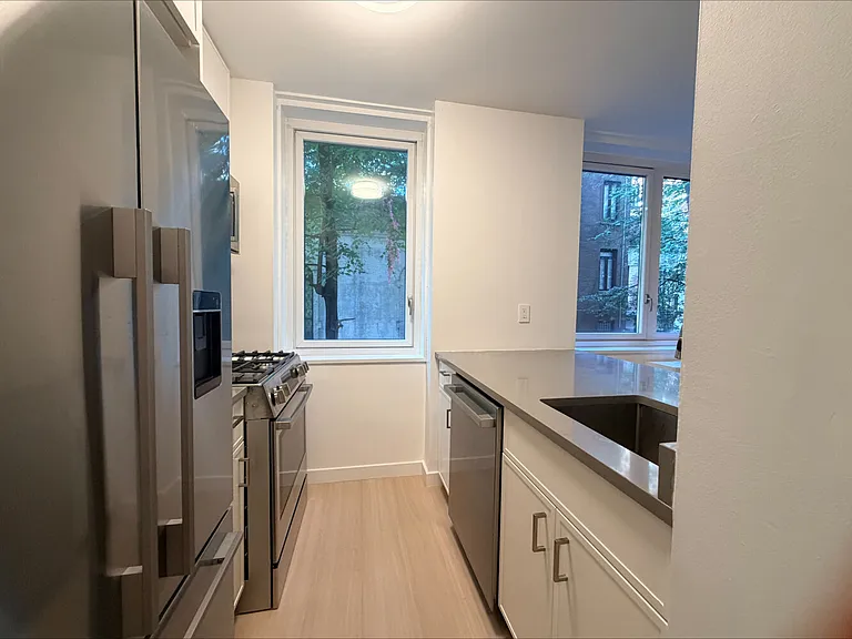 115 E 34th St #301 — Photo 4