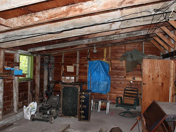 5th image of 142 Railroad St