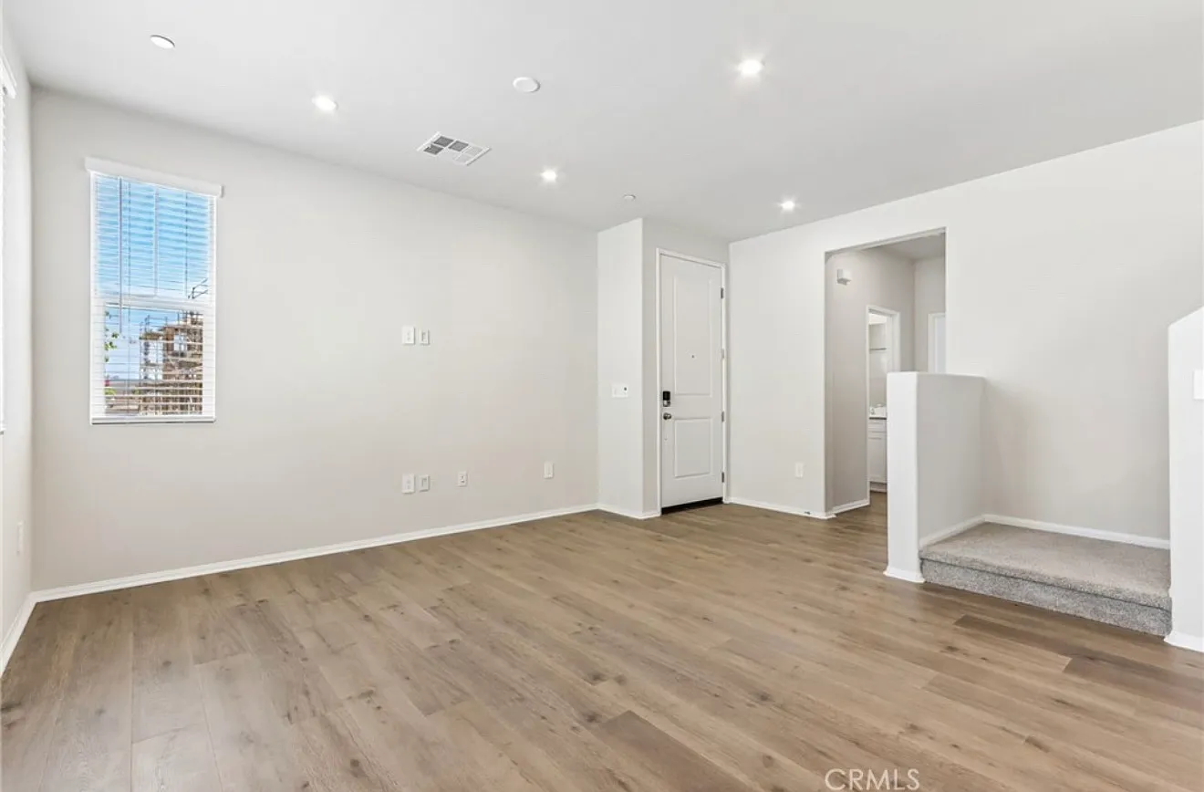 4 bed, 1865 sqft, $3,549 — Photo 4
