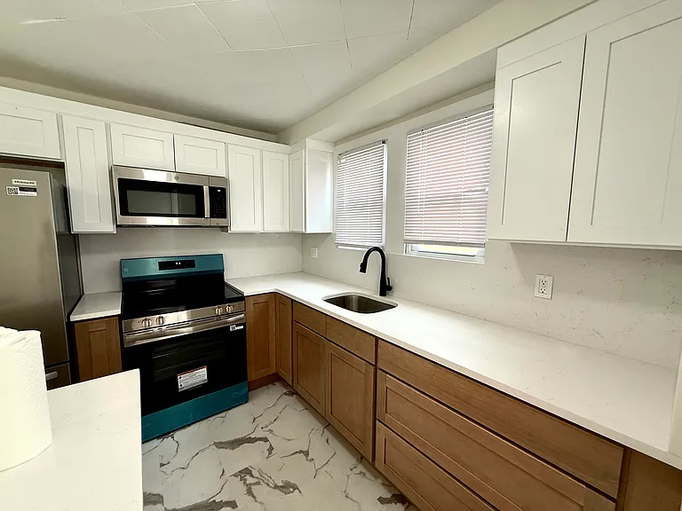 1409 Lawrence Ave — Photo 12