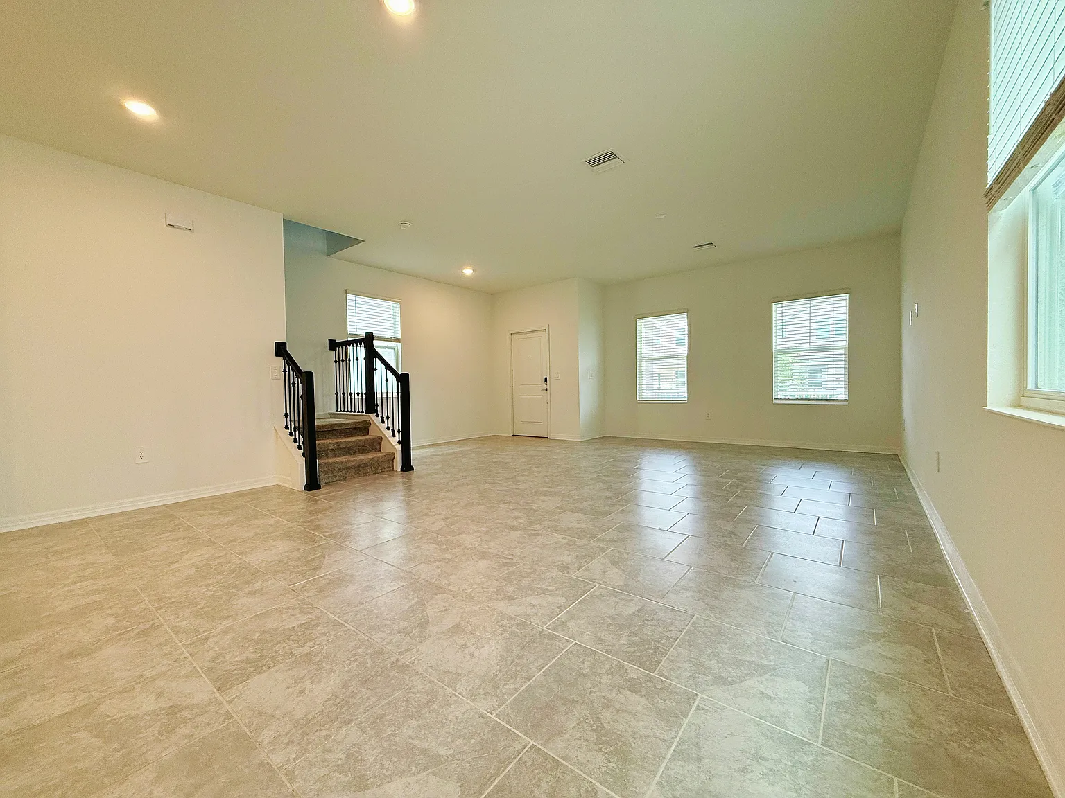 4 bed, 2023 sqft, $2,400 — Photo 4