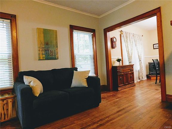 4th image of 323 Wolcott Ave