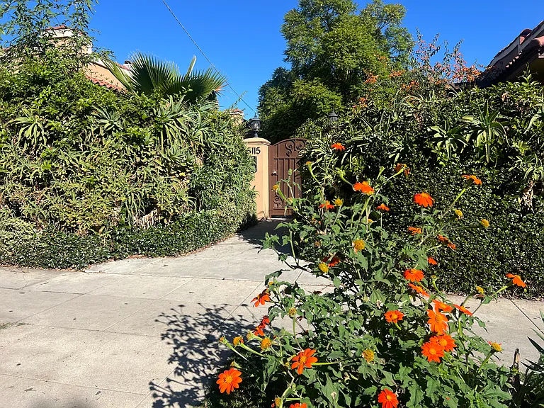 5115 De Longpre Ave — Photo 3
