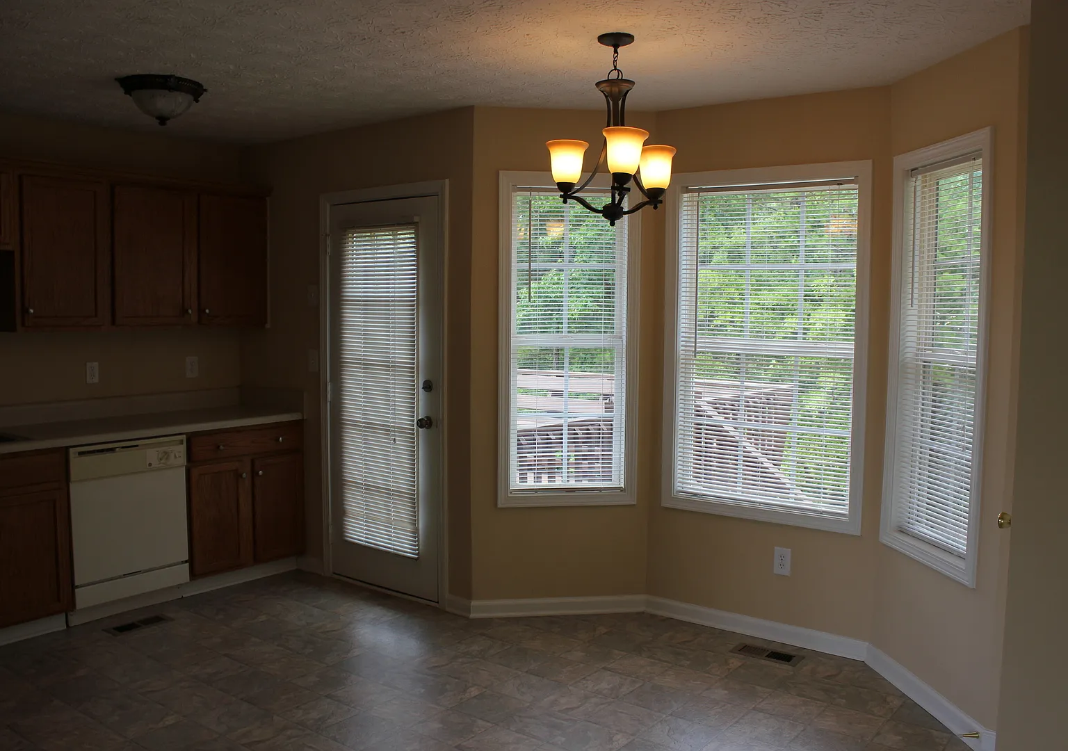 Great 4 Bedroom 2 Bath Home — Photo 3