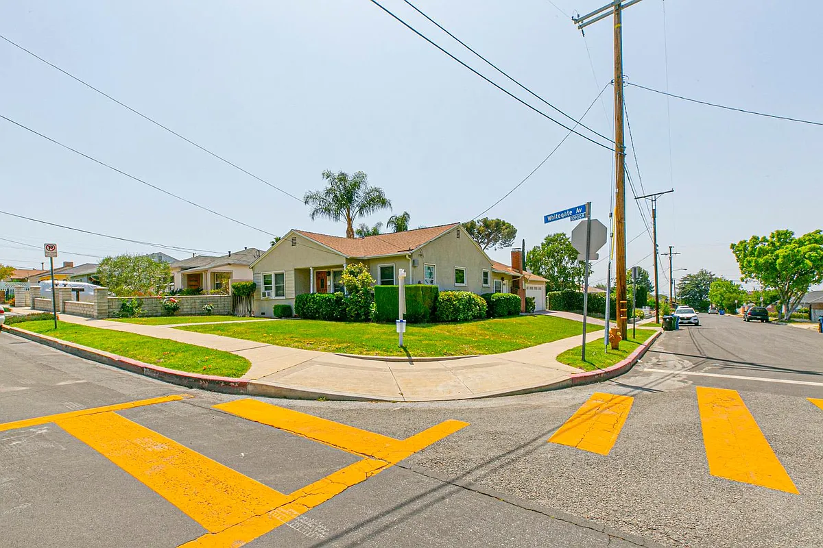 Building Photo - 10929 Whitegate Ave