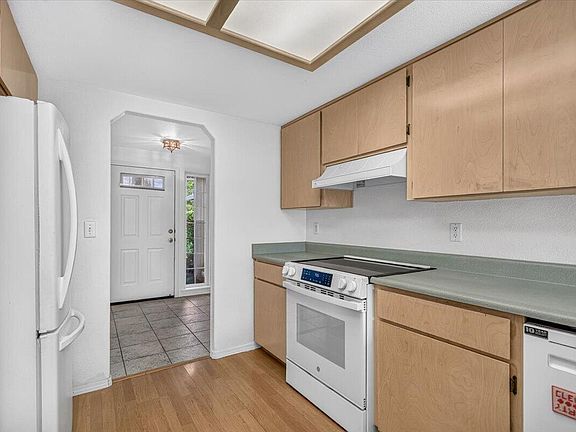 3rd image of 937 Rebecca Dr