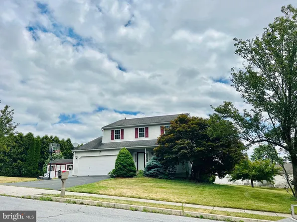 102 Swatara Cir, Douglassville, PA 19518