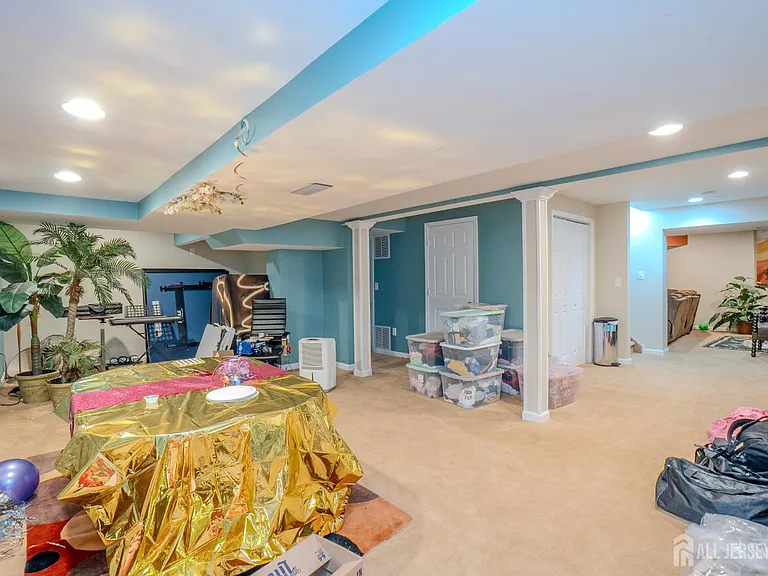 61 Amherst Way — Photo 45
