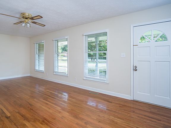 5th image of 3041 Creek Dr