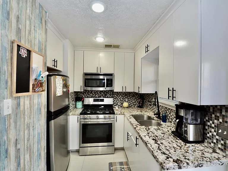 3330 Beran Dr — Photo 11