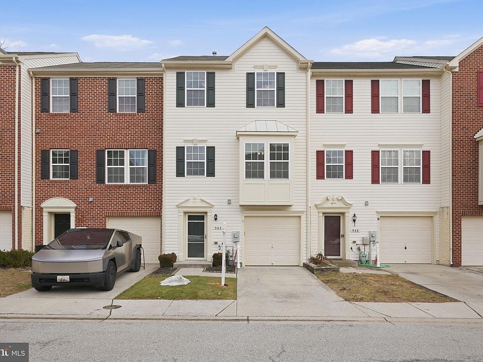 1st image of 944 Hopkins Cor