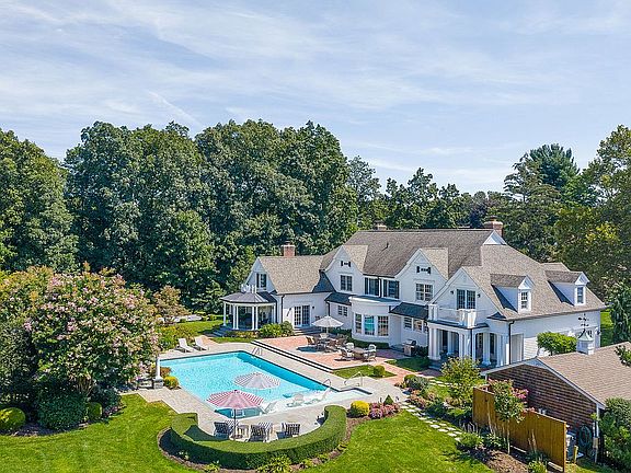 3rd image of 34 Harbor Hill Dr