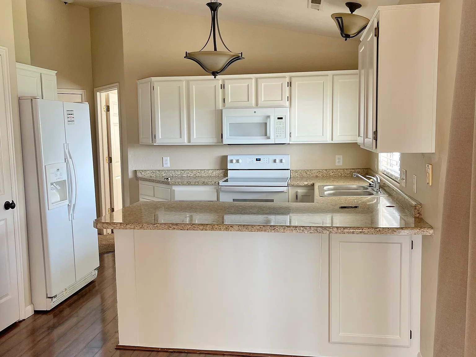 3 bed, 1321 sqft, $2,100 — Photo 4