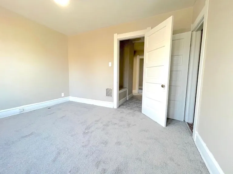 532 Carlton St — Photo 10