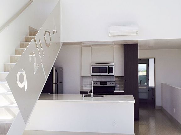 5th image of 3077 N Park Way #306