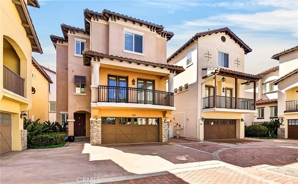 3 bed, 3.5 bath, 2314 sqft, $8,800 — Photo 1