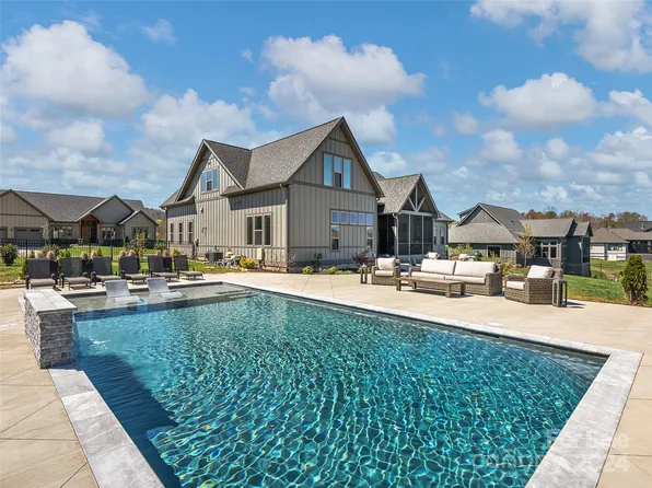 274 Samuel Dr, Mills River, NC 28759