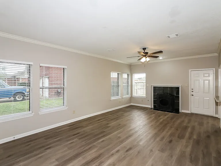 15815 Spruce River Ct — Photo 5