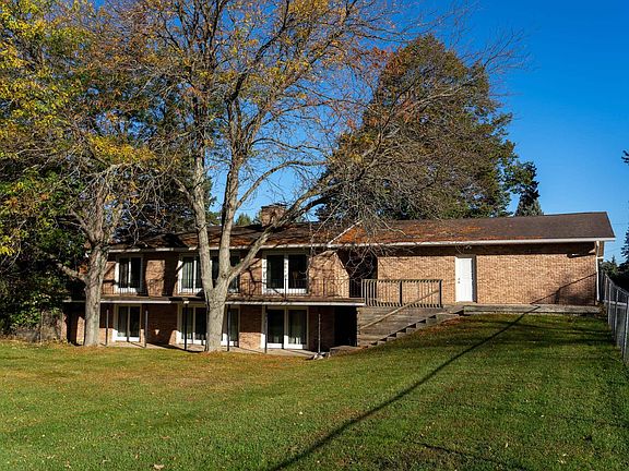 4th image of 3010 E River Rd