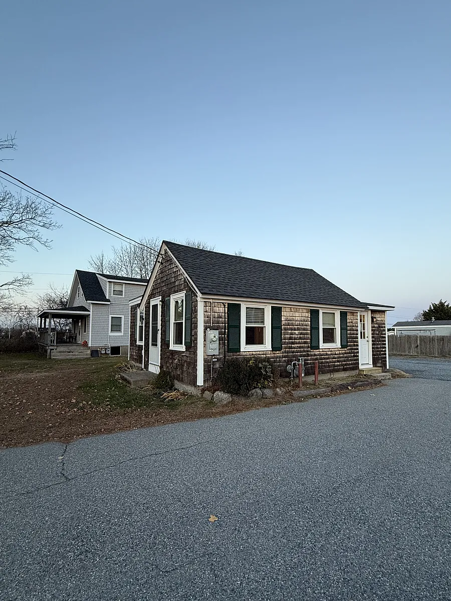 Building Photo - 149 Bristol Ferry Rd