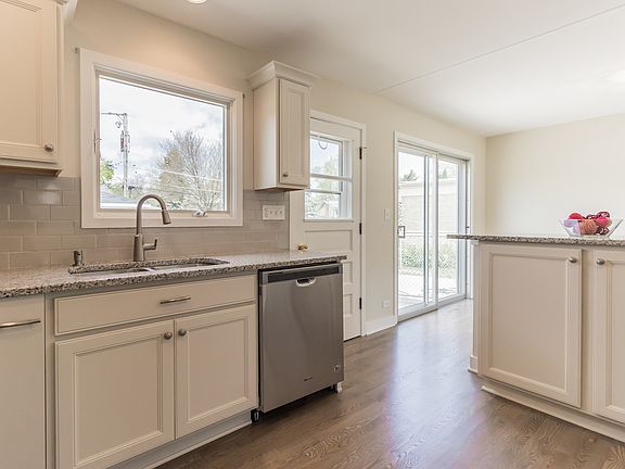 5th image of 54 Dover Dr