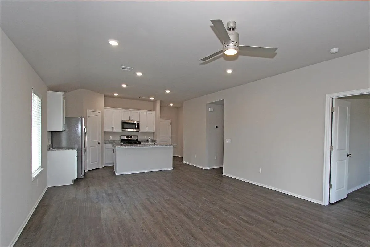 4 bed, 1614 sqft, $2,150 — Photo 3