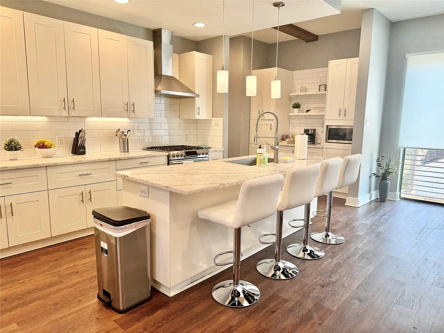 3 bed, 3.5 bath, 2540 sqft, $3,800 — Photo 4