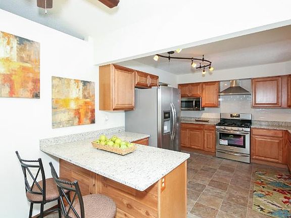 5th image of 3101 Camelot Dr