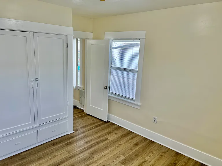 220 E 20th St — Photo 13