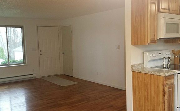 3rd image of 2459 Gillette Dr SE