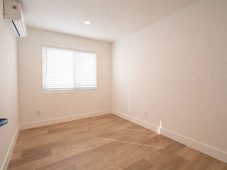 1803 Oxford St — Photo 65
