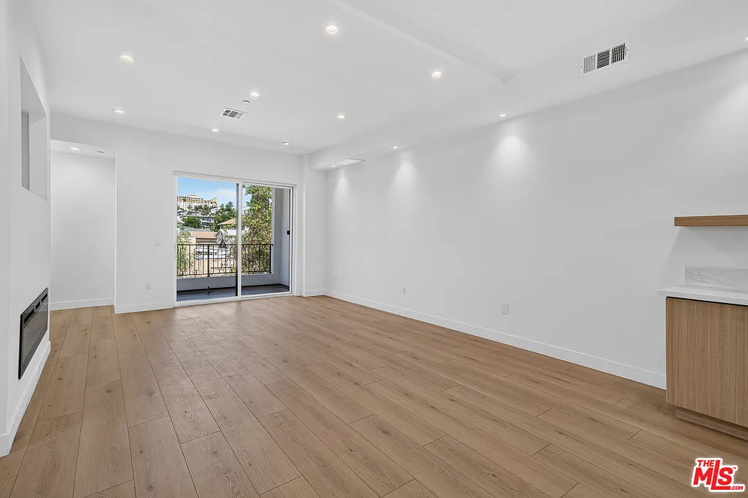 4 bed, 4.5 bath, 2000 sqft, $5,362 — Photo 3