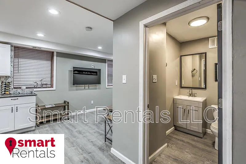 1 bed, 1.0 bath, $999 — Photo 4