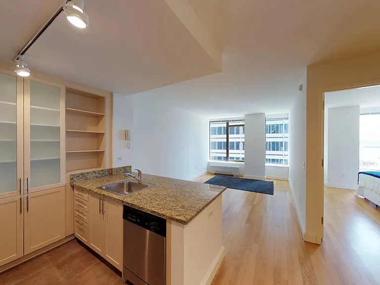 10 Hanover Square — Photo 21