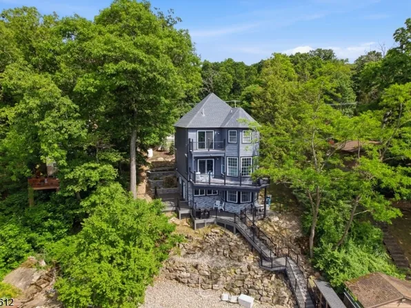 367 Maxim Dr, Hopatcong Boro, NJ 07843