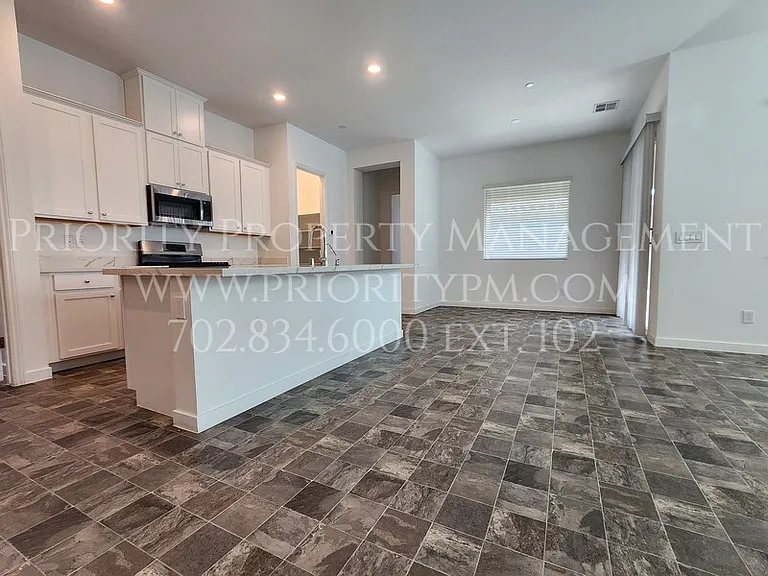 684 Sunray Park St — Photo 3