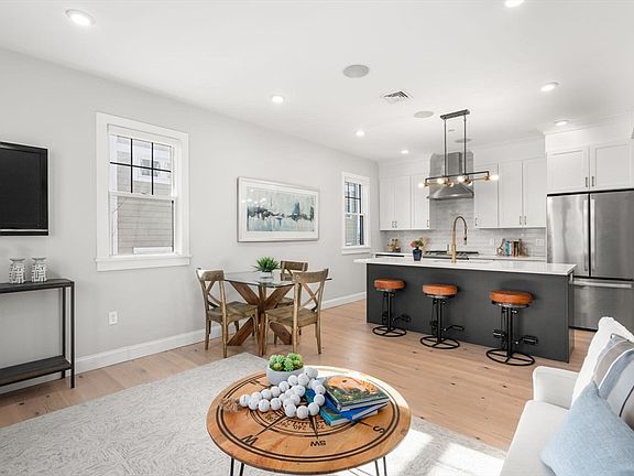 4th image of 375 Hyde Park Ave #3